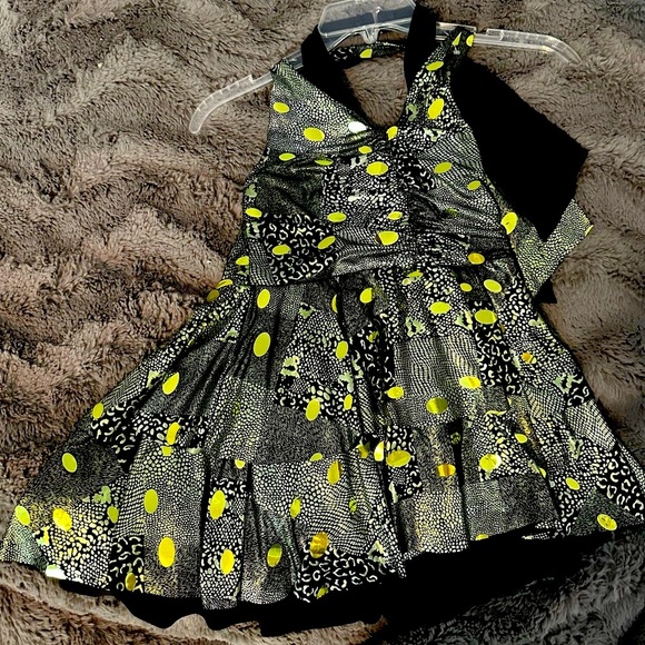 Revolution Black and Green Dance Costume (Kids or Small Adults) - Picture 6 of 7